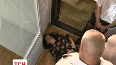 В поддержку Сергея Мельничука одна из активисток устроила лежачий протест в суде