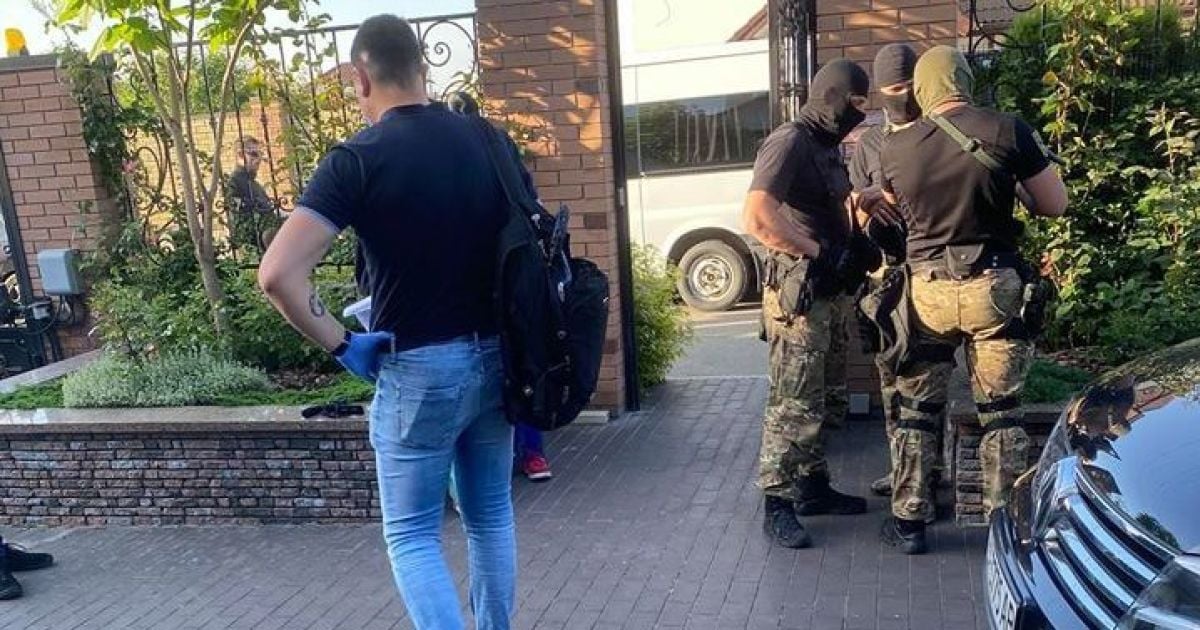 ДБР прийшло з обшуком до ексміністра Омеляна