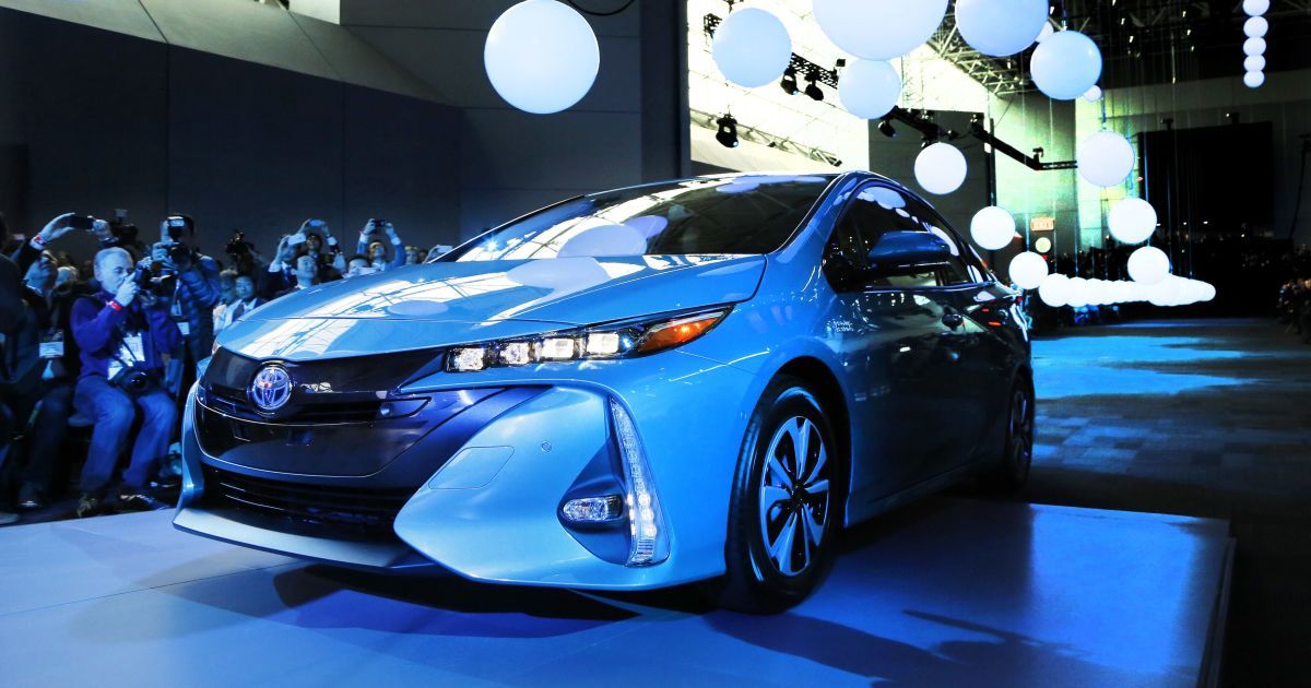 Toyota заінтригувала тизером гібрида Prius нового покоління перед прем'єрою