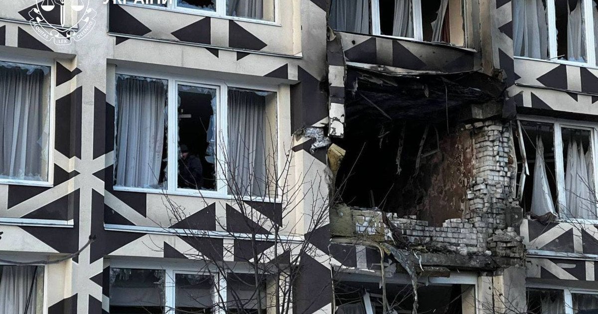 Разрушение частной медицинской клиники на Оболони в Киеве после атаки РФ