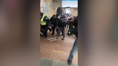 У Києві з метро винесли напівголого чоловіка - відео