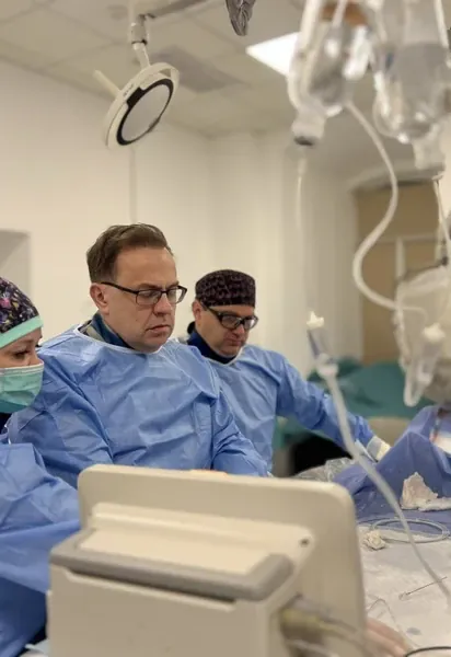 Операцию проводили интервенционные кардиохирурги Дмитрий Беш и Кшиштоф Пуйдак.