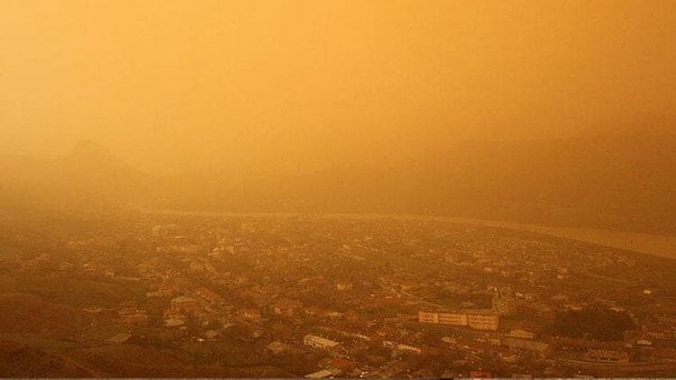 Криваве небо та дощі з бруду: пилова буря з Африки паралізувала морські курорти