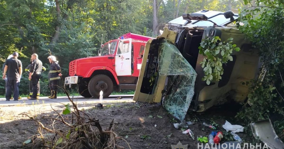4 загиблих і 4 травмованих: у Вінницькій області легковик врізався у вантажівку