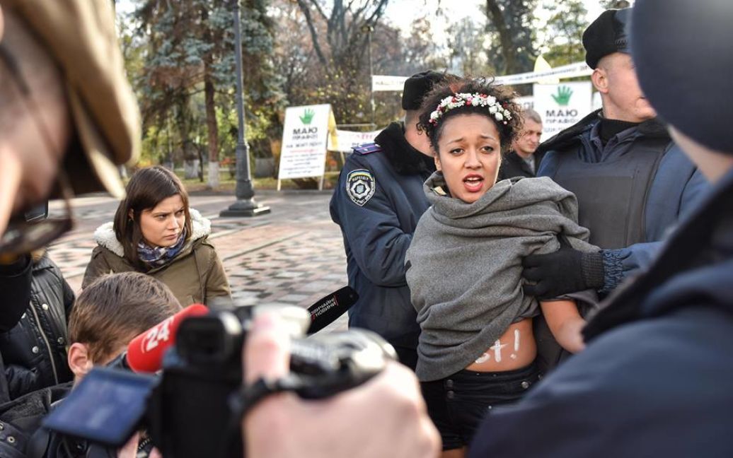 Под парламентом задержали девушек из Femen / © facebook.com/Богдан Бортаков