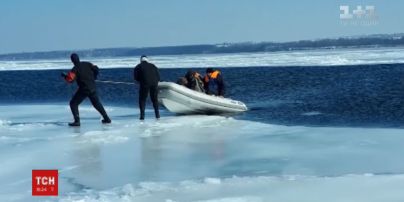 На Запоріжжі двох рибалок відірвало на крижині та почало відносити від берега
