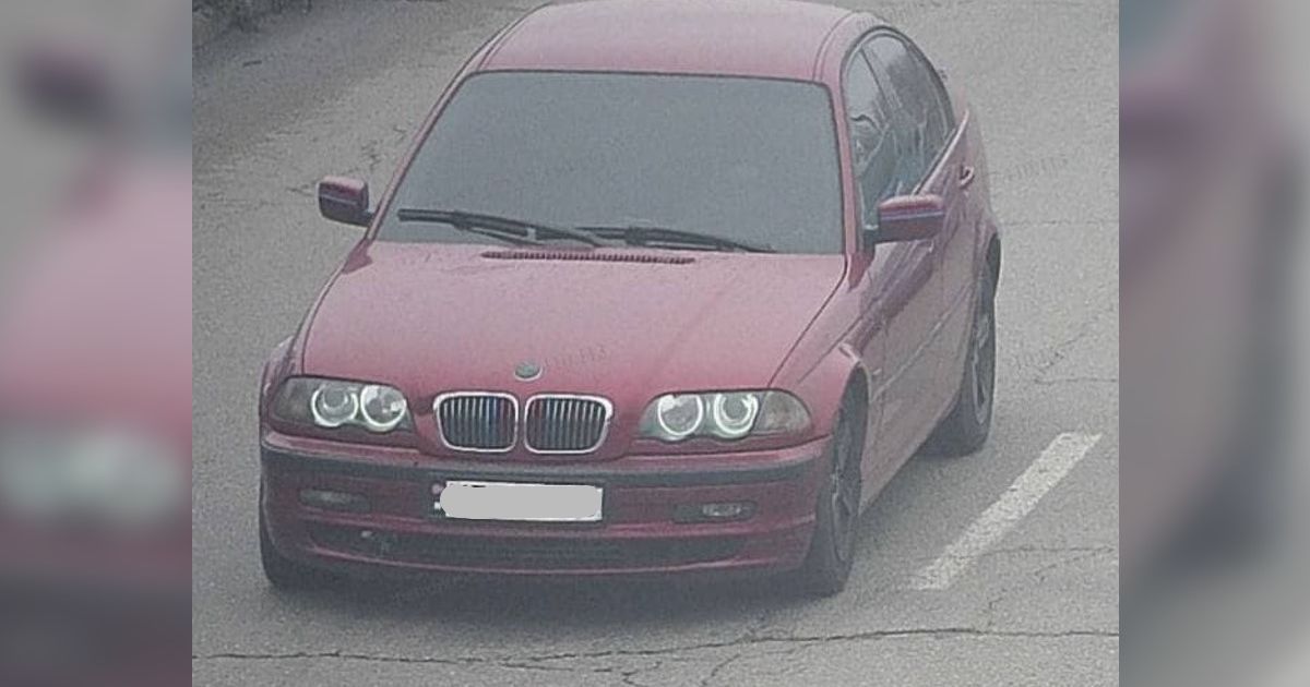 У Дніпрі затримали водія BMW, у багажнику якого було повно зброї та поліцейські шеврони