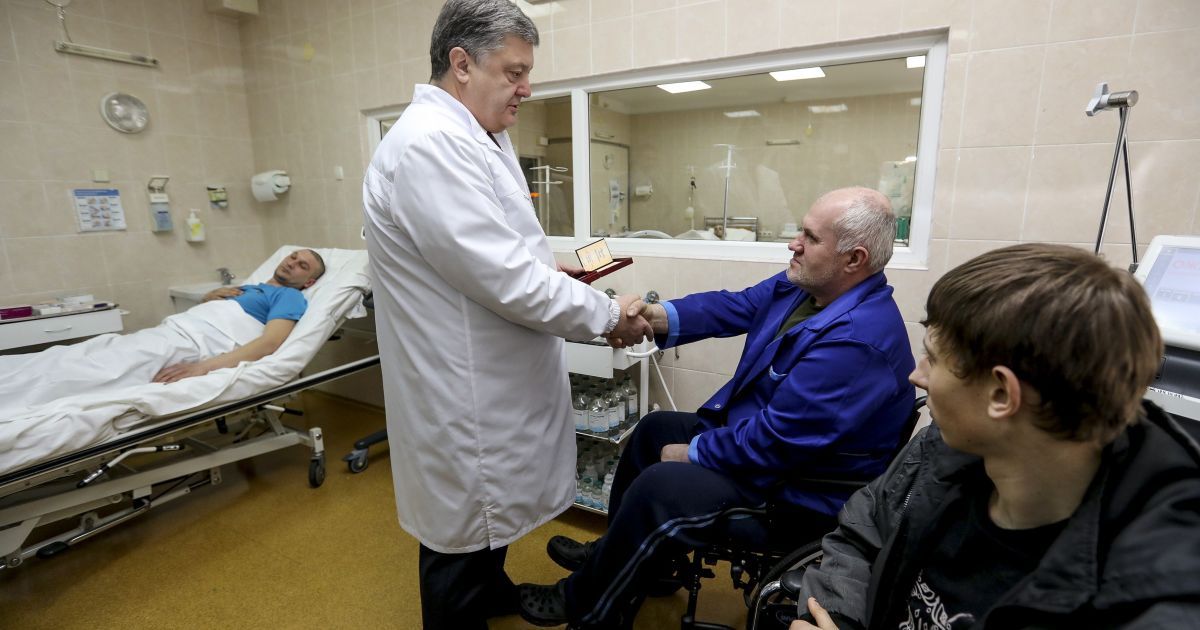 Порошенко прямо в реанимации больницы наградил раненых военных