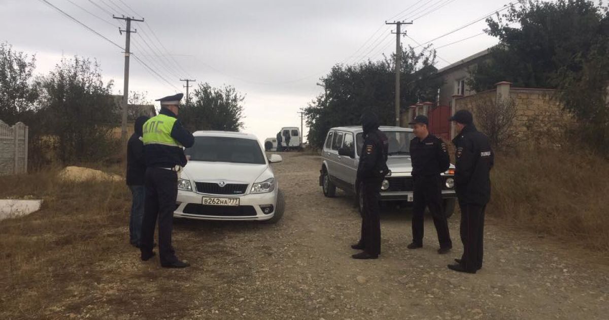 В оккупированном Крыму люди в масках задержали четырех татар