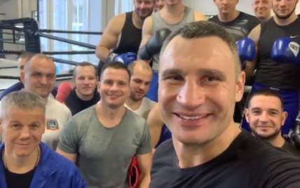 Потный Кличко устроил спарринг в ринге с киевскими полицейскими