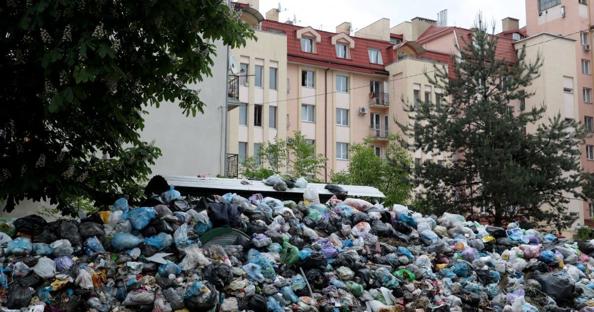 Львівські активісти вийшли розсортувати купи сміття перед його вивезенням