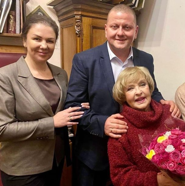 Ада Роговцева з Валерієм Залужним і його дружиною / © instagram.com/ada_rogovtseva
