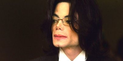 У Мережі з'явилося відео обшуку маєтку Майкла Джексона, де виявили дитяче порно
