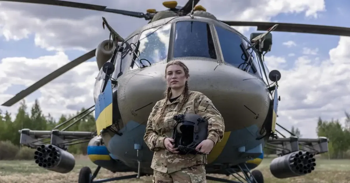 Катерина, старший лейтенант ЗСУ, зі своїм вертольотом після повернення з бойового завдання. Оксана Парафенюк для The New York Times