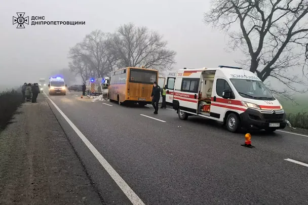 Смертельное ДТП под Днепром: школьный автобус столкнулся с микроавтобусом (фото)