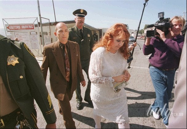 Дорін Ліой 3 жовтня 1996 року через кілька хвилин після того, як вона вийшла заміж за Річарда Раміреса «Нічного сталкера». «Я просто хочу сказати, що надзвичайно щаслива сьогодні та дуже, дуже пишаюся тим, що вийшла заміж за Річарда й стала його дружиною» — сказала Ліой / © Associated Press