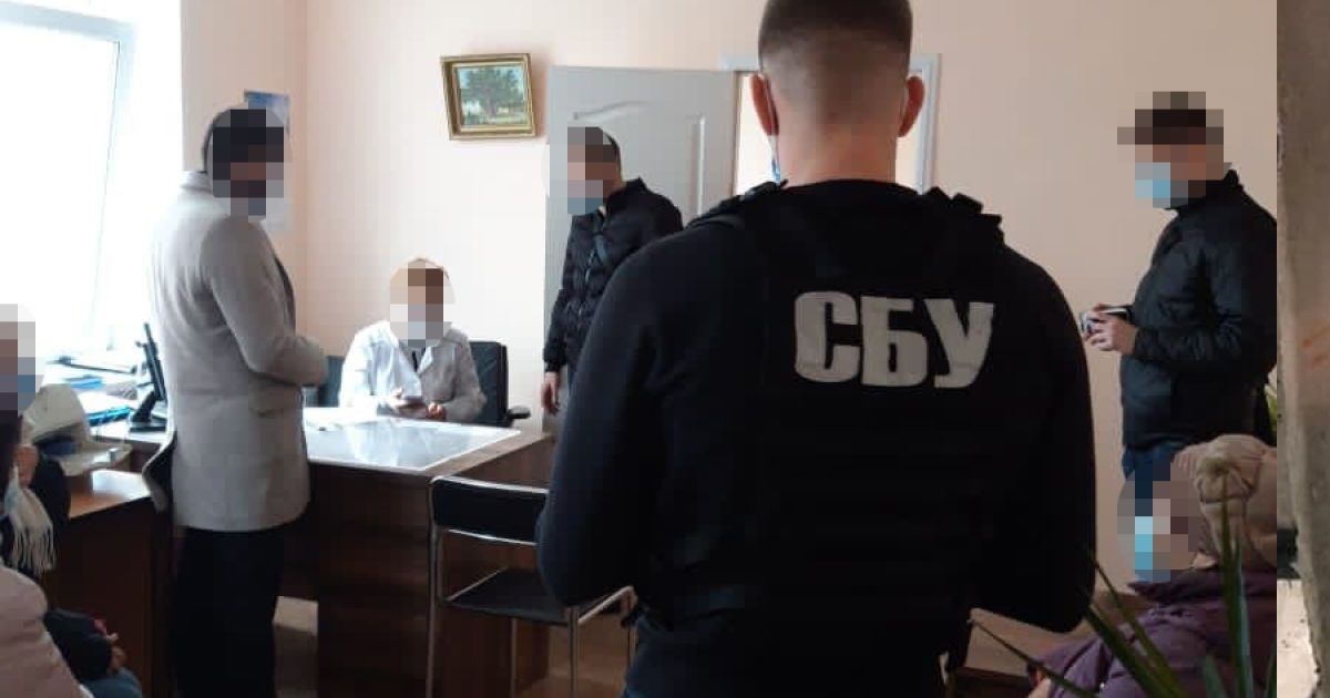 40 тысяч гривен за группу инвалидности: в Киеве на взятке задержали двух врачей