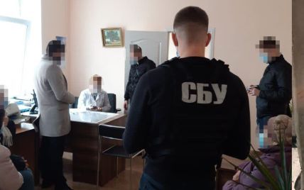 40 тысяч гривен за группу инвалидности: в Киеве на взятке задержали двух врачей