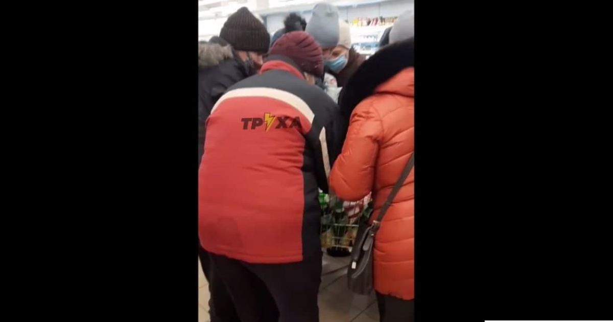 Расхватали через секунды: в Сети показали, как пенсионеры Харькова "разметают" продукты по скидкам (видео)