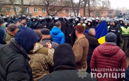 У Нових Санжарах, куди везуть евакуйованих з Китаю людей, між поліцією та місцевими жителями сталася сутичка