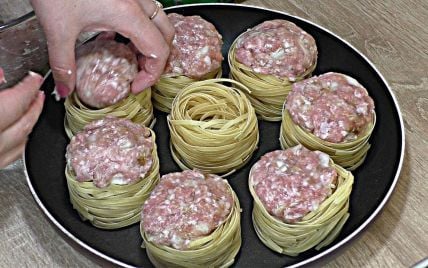 Гнезда из макарон с фаршем на сковороде с сыром – рецепт с фото пошагово