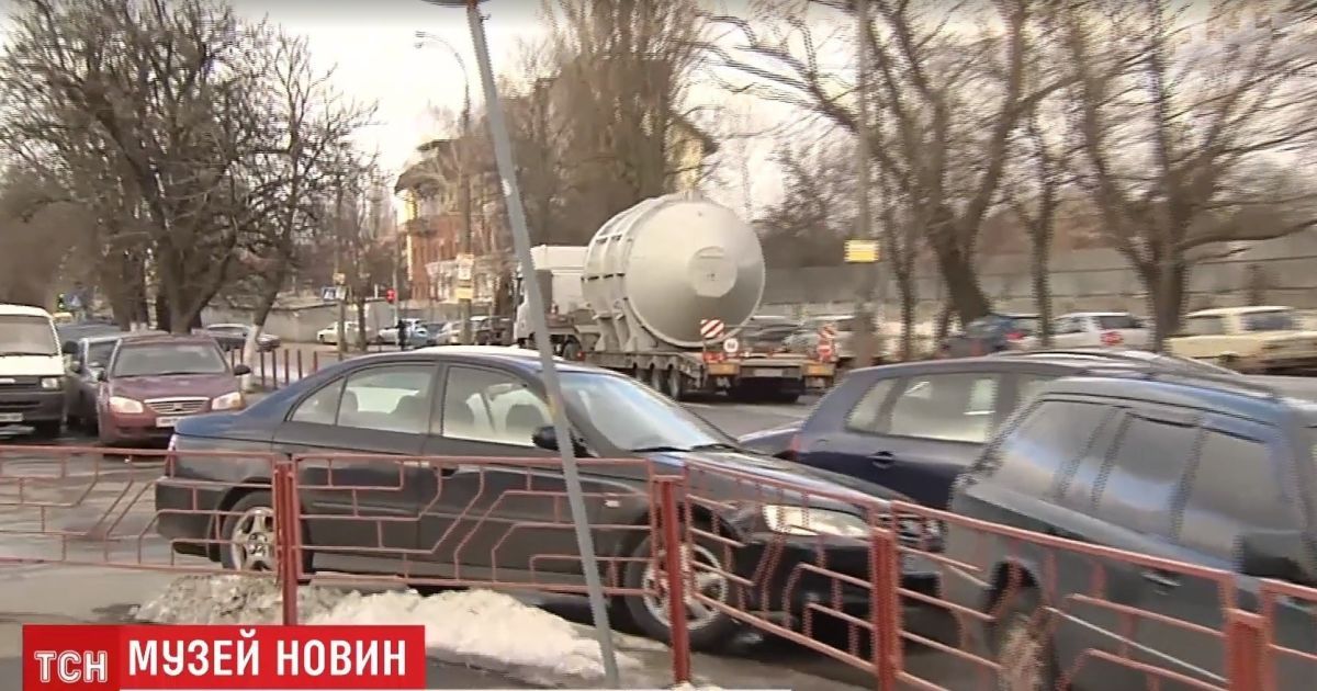 По улицам Киева проехал двигатель от "Мрії" стоимостью 10 миллионов долларов