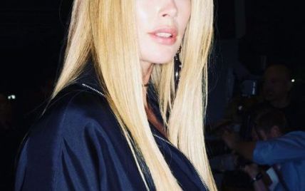 Естественная красота: Даутцен Крус почти без макияжа дефилировала на показе Versace