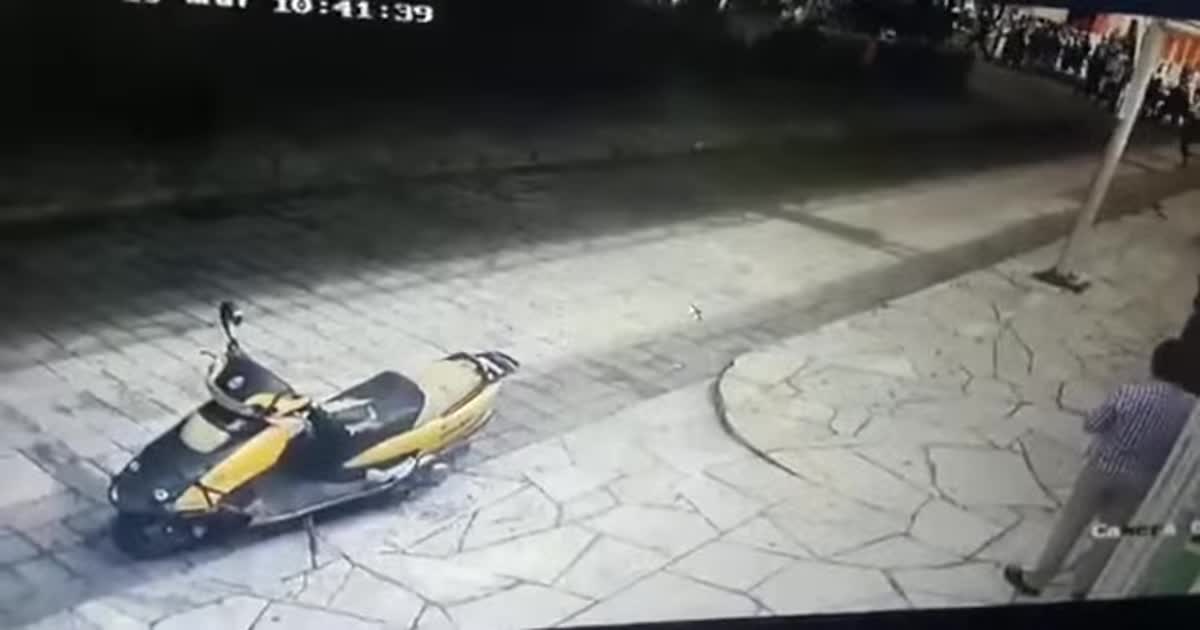 Прив'язали до пікапу і тягали вулицями. У Мексиці мера покарали за погані дороги