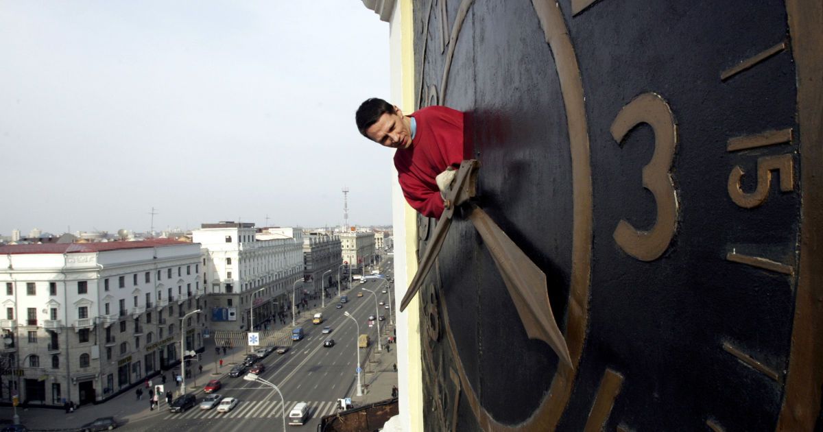 Українці перейдуть на зимовий час: коли переводити стрілки годинника