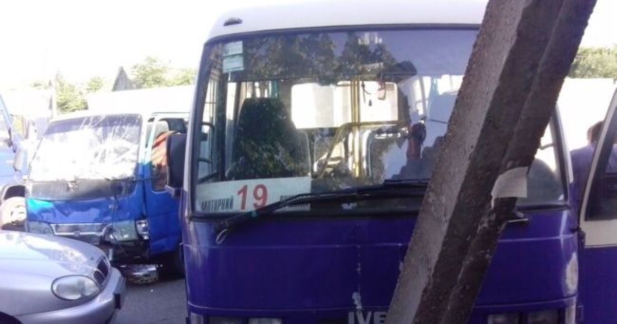 На Запоріжжі вантажівка влетіла в маршрутку з пасажирами, відкинувши її у стовп