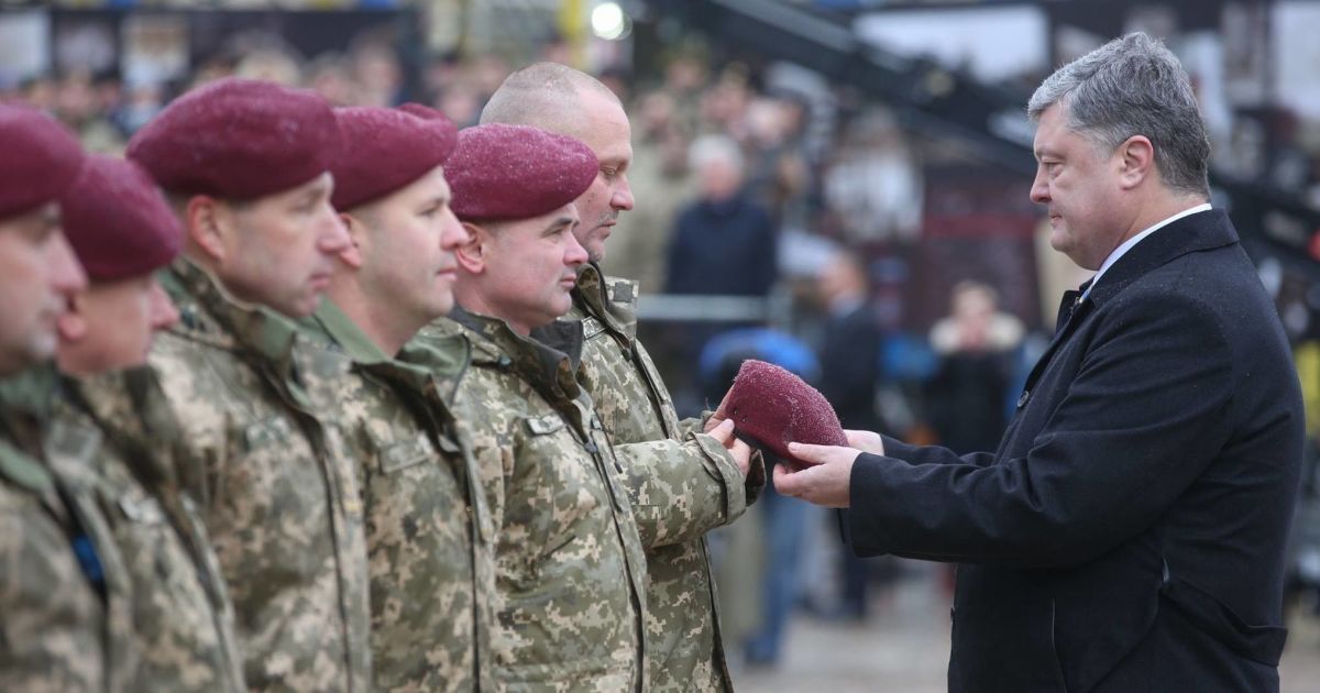 Церемонія заміни беретів десантників_4 / © Facebook / Петр Порошенко