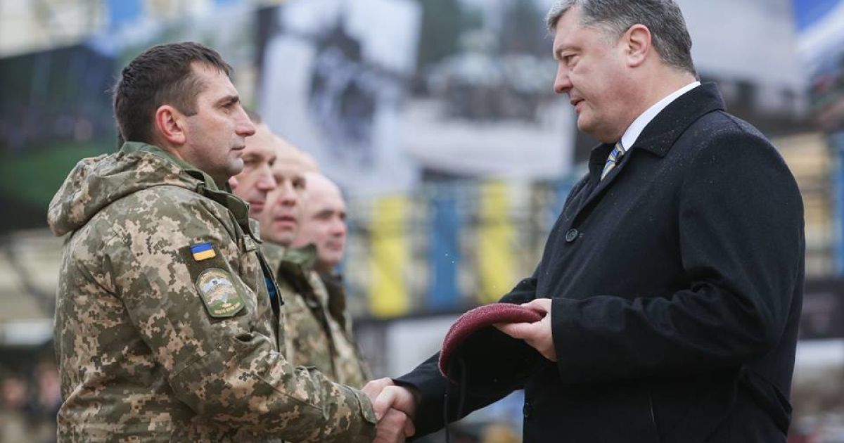 Церемонія заміни беретів десантників_10 / © Facebook / Петр Порошенко