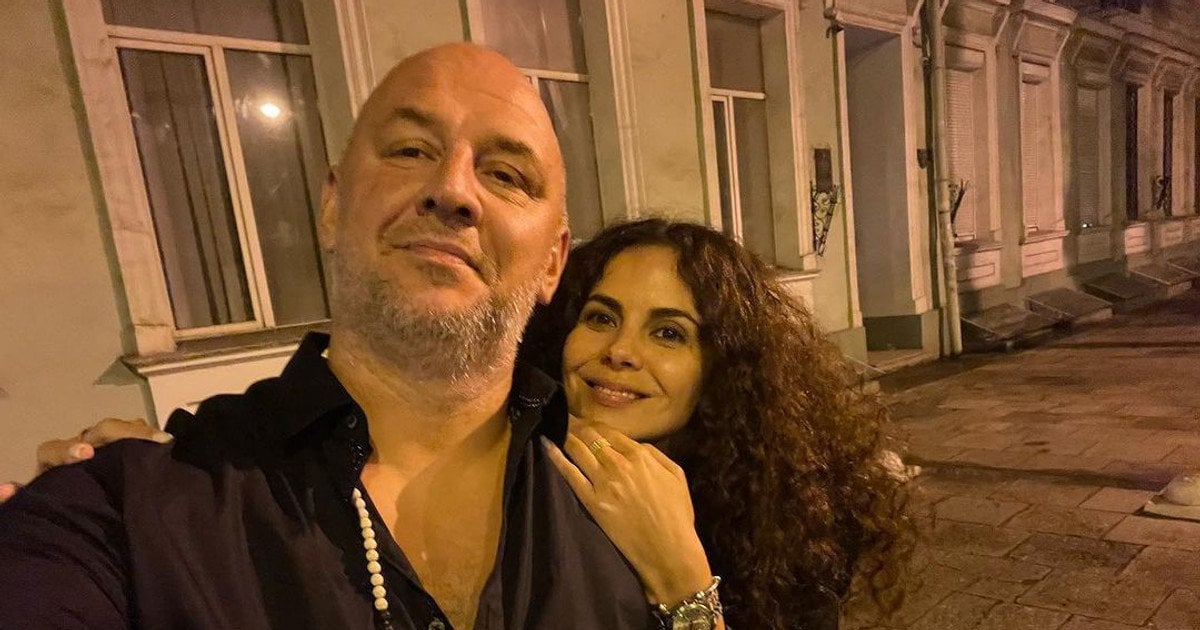 Кір жуғыш машинаның жөндеушісі өз иесін былғап алды.