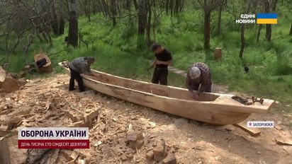 Виготовляють човен з суцільного стовбура тополі! Науковці досліджують технологію скіфів