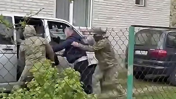 На Волині працівники ТЦК заїхали бусом у двір і затримали трьох чоловіків: спалахнула бійка (відео)