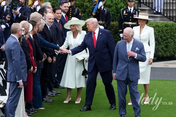 Трамп вклиневся перед королевою, коли вона тисла руки / © Getty Images