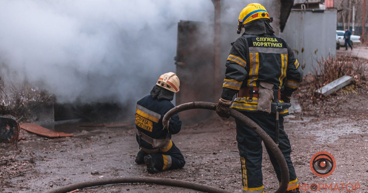 В Днепре спасатели больше часа тушили пожар: мужчину госпитализировали с ожогами
