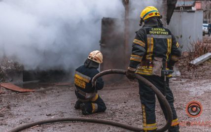 В Днепре спасатели больше часа тушили пожар: мужчину госпитализировали с ожогами