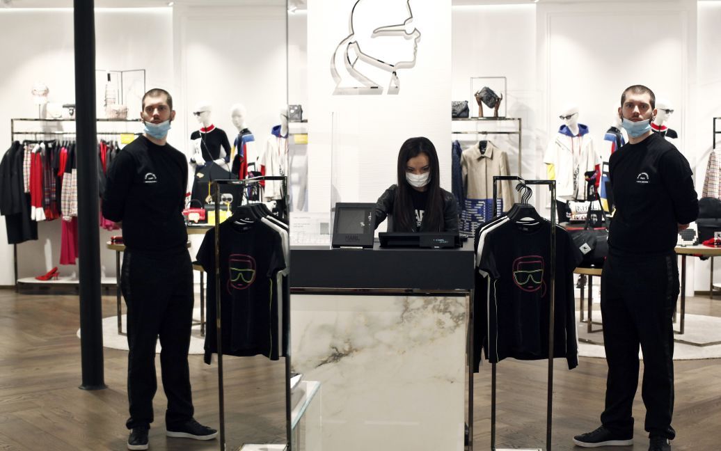 Во Франции открылись магазины одежды. / © Associated Press