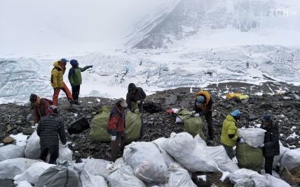 Тонны мусора, снаряжение и трупы альпинистов. Волонтеры устроили на Эвересте генеральную уборку