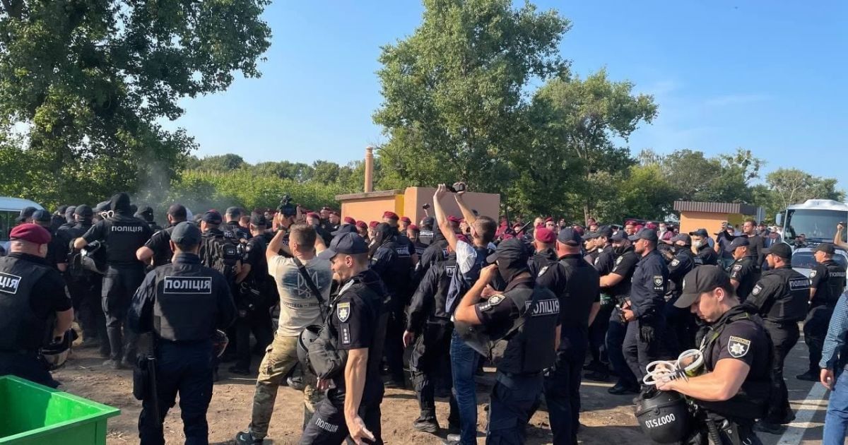 Поднятие государственного флага в Черкасской области сопровождали крики и драка: несколько человек задержали