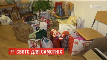 У Києві напередодні новорічних свят волонтери збирають подарунки для бездомних та людей похилого віку