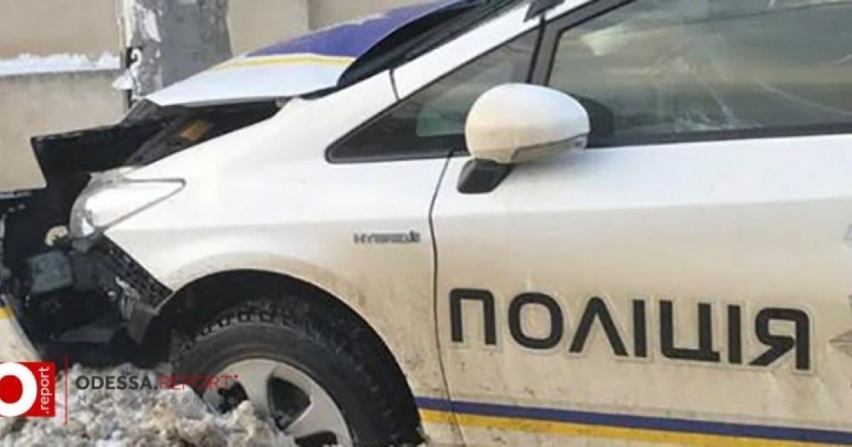 В Одессе машина патрульных въехала в столб из-за гололеда на дорогах