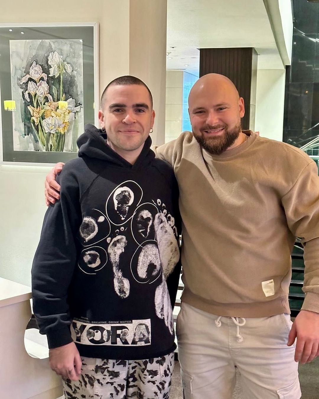 Антон Velboi и представитель Papa Music / © instagram.com/a.wellboy