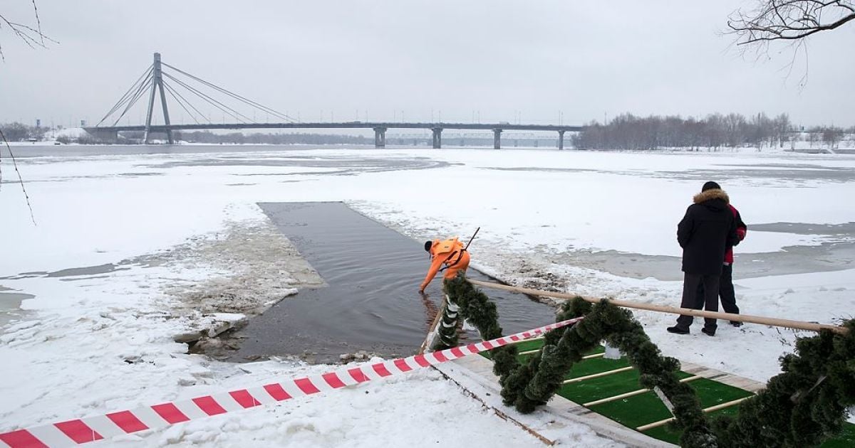 Кличко пірнає в ополонку на Водохреще_2 / © facebook/Віталій Кличко