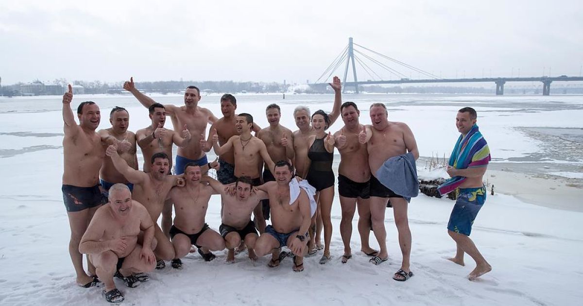 Кличко пірнає в ополонку на Водохреще_7 / © facebook/Віталій Кличко