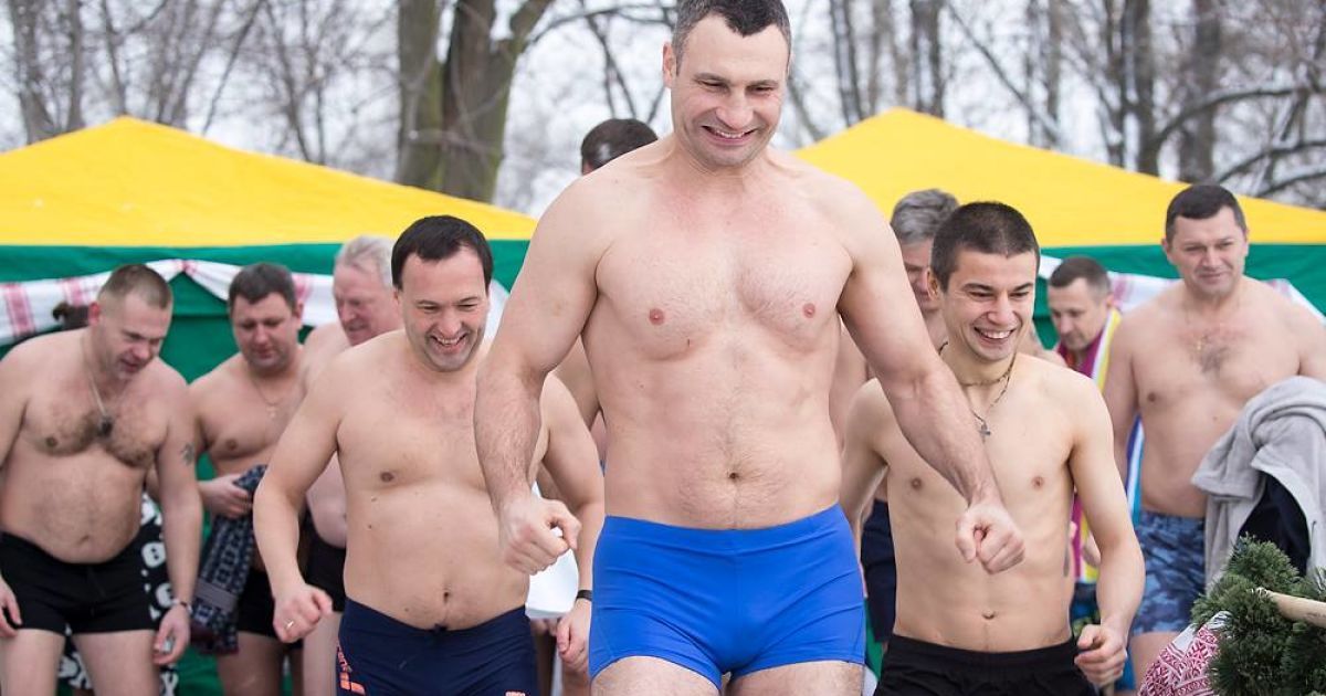 Кличко пірнає в ополонку на Водохреще_4 / © facebook/Віталій Кличко
