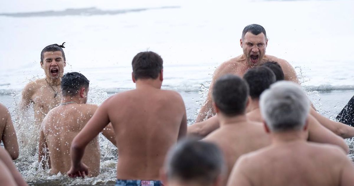 Кличко пірнає в ополонку на Водохреще_5 / © facebook/Віталій Кличко