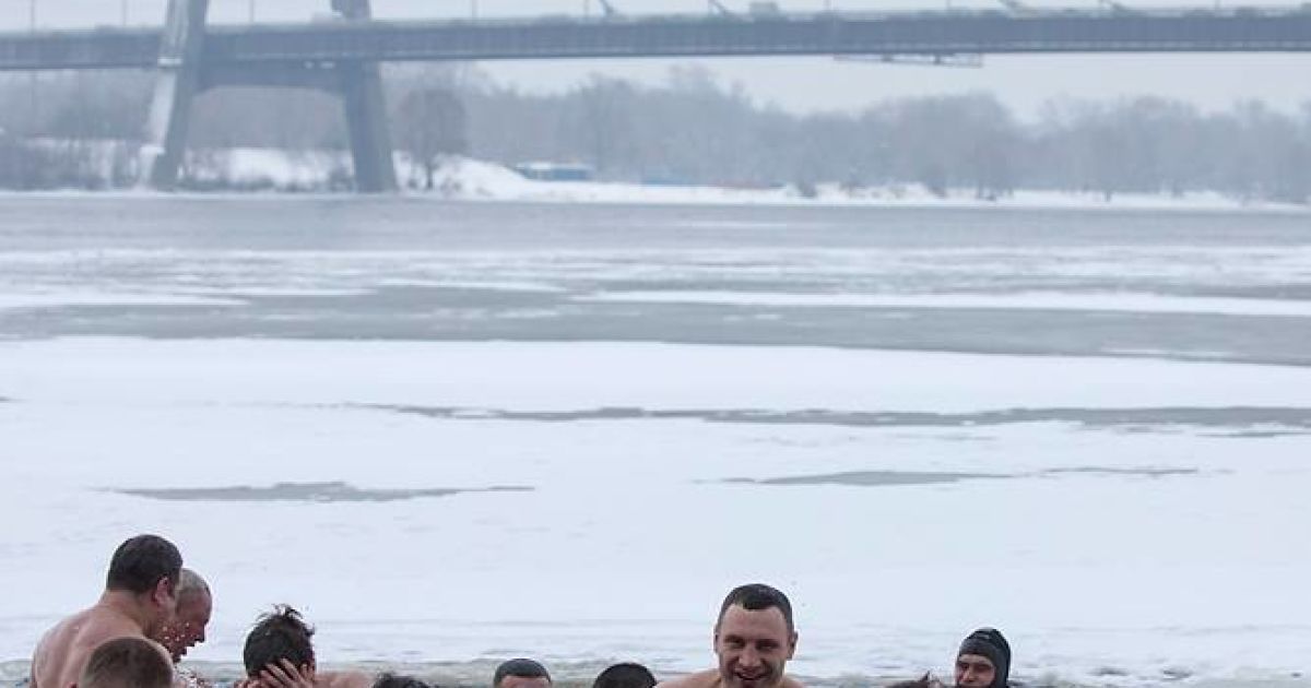 Кличко пірнає в ополонку на Водохреще_6 / © facebook/Віталій Кличко