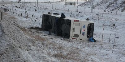 В Турции пассажирский автобус перевернулся в пропасть, есть погибшие